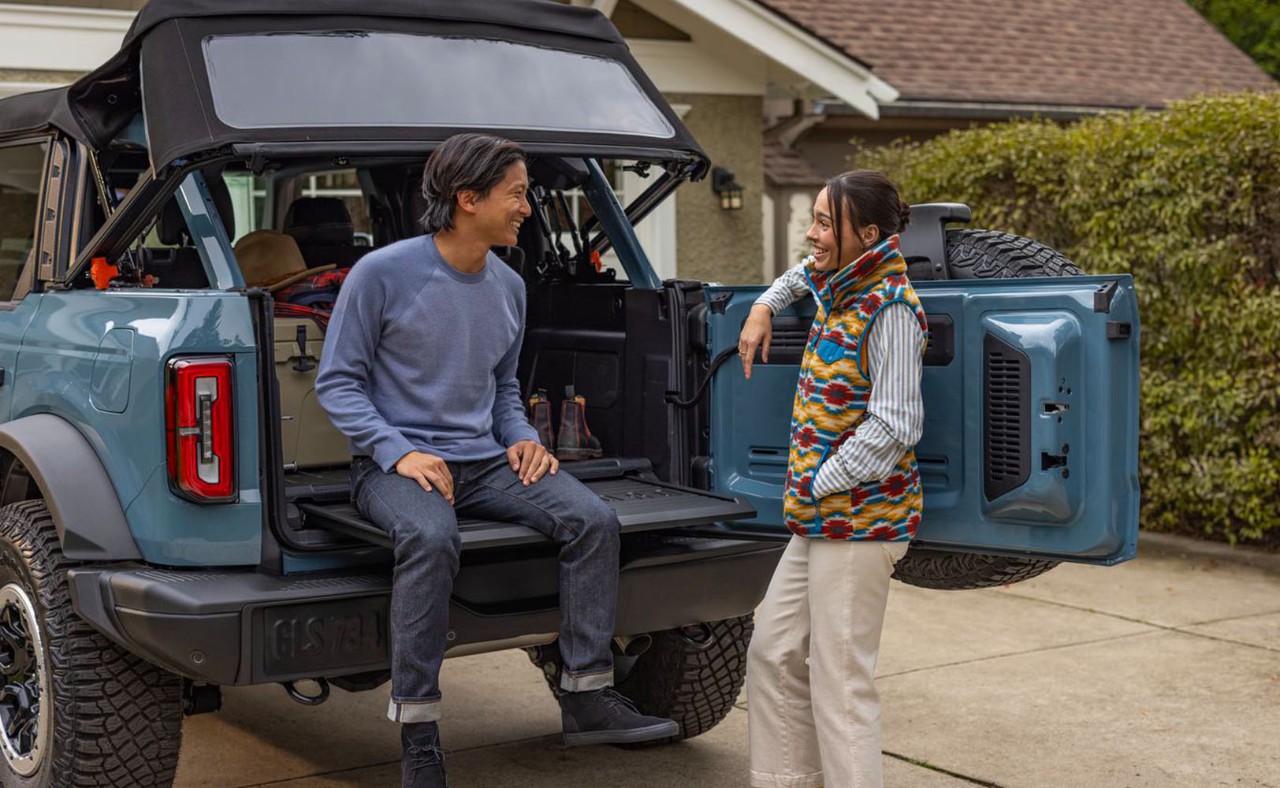couple-near-bronco-text-plus-media-overview-1624×1000-d